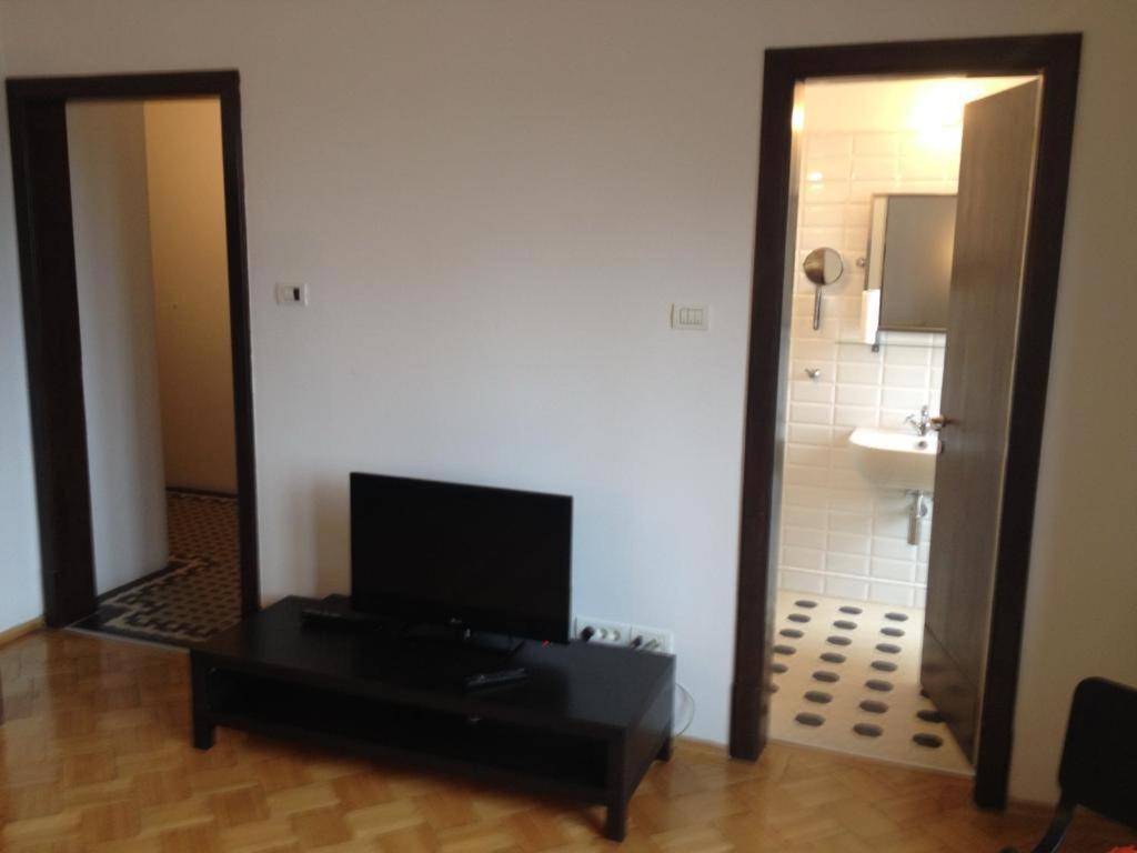 Central Studio Across From Intercontinental Bukarest Exteriör bild