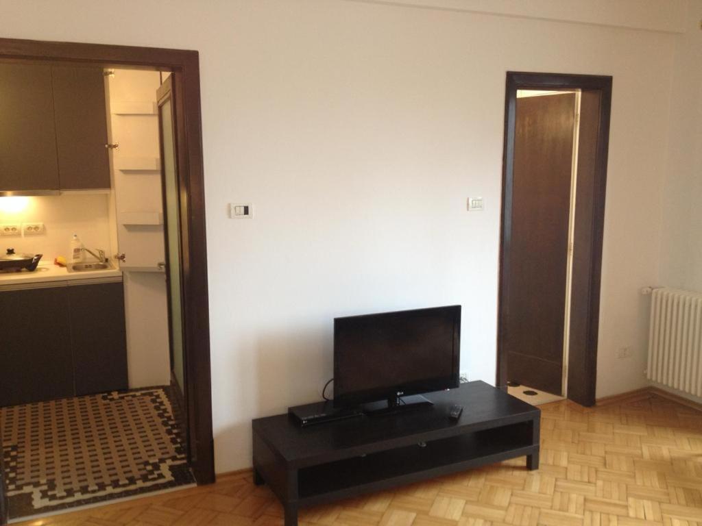 Central Studio Across From Intercontinental Bukarest Exteriör bild