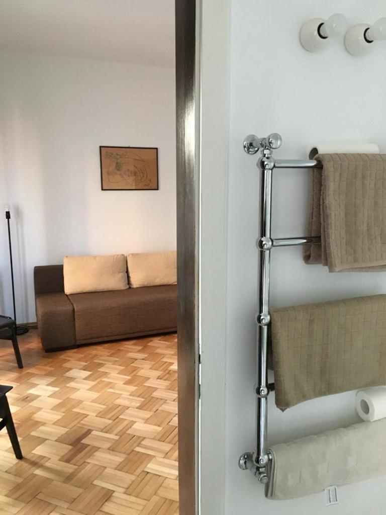 Central Studio Across From Intercontinental Bukarest Exteriör bild