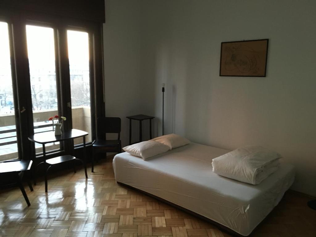 Central Studio Across From Intercontinental Bukarest Exteriör bild
