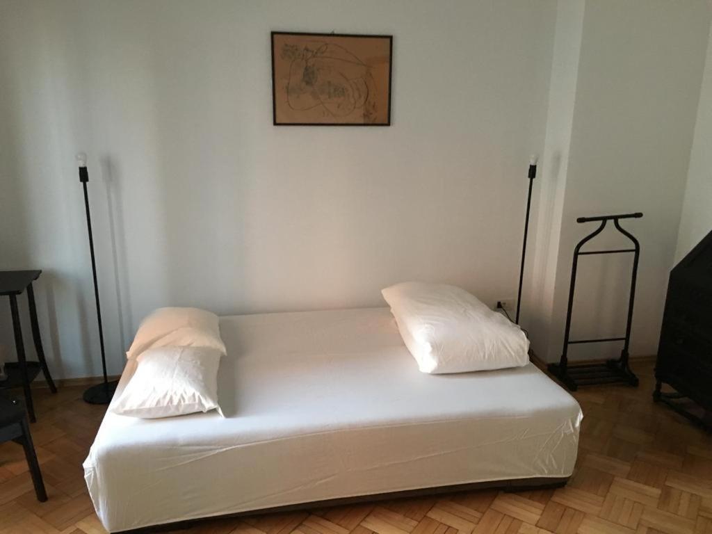 Central Studio Across From Intercontinental Bukarest Exteriör bild